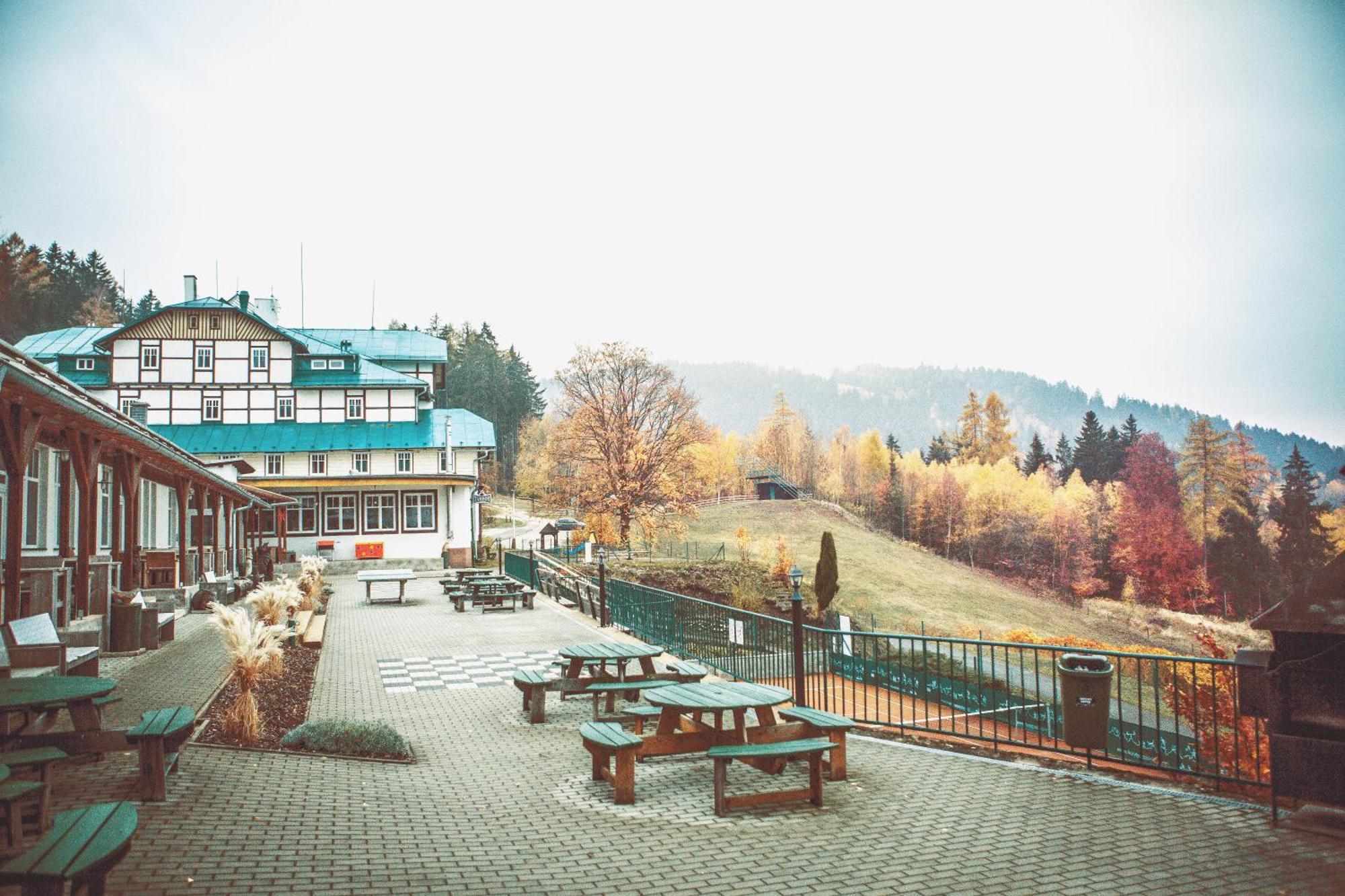 Retro Hotel Pod Zvicinou Bílá Třemešná Extérieur photo